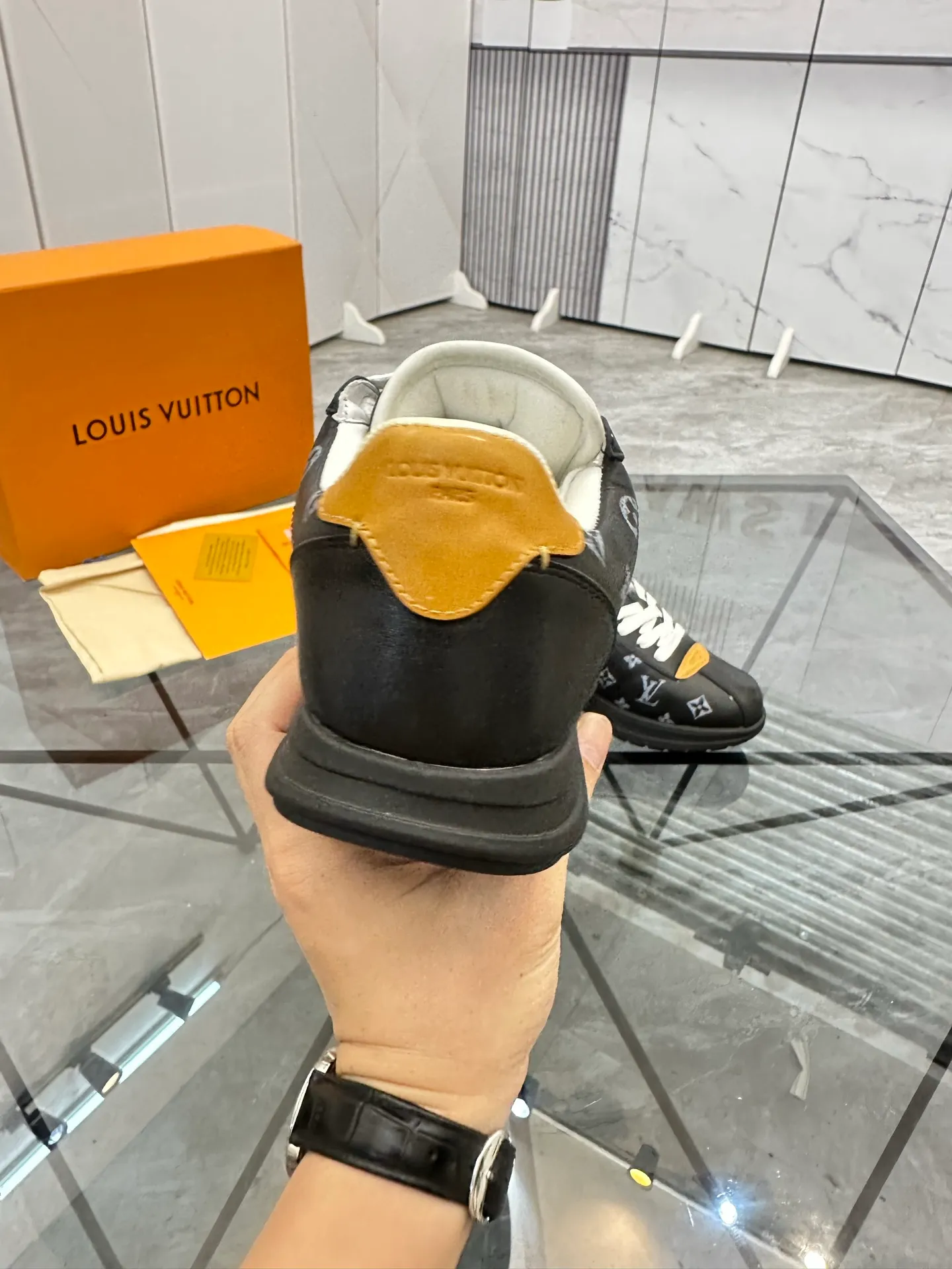 Men's shoes: 💰P700¥ Top quality Product trademark: LV* "Louis Vuitton*" low-top casual shoes Regular size: 35-45 (can be customized to 46) Couple style Product materials: Imported cowhide upper, breathable lining, original outsole. Number: two
